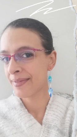 Créatrice Bizou Fé Min - boutique en ligne de bijoux dont des boucles d'oreilles en pâte polymère ou résine faites main